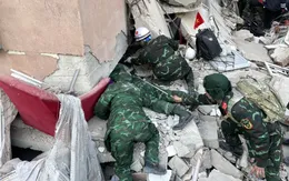 Người dân Thổ Nhĩ Kỳ nhờ đội cứu hộ Việt Nam giúp tìm kiếm người thân