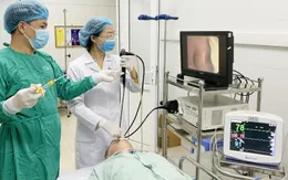 Gắp thành công răng giả rơi sâu vào lòng phế quản bệnh nhân