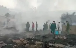 Đốt lửa sưởi ấm khiến nhiều nhà cháy rụi