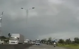 Bất chấp nguy hiểm, 3 xe khách nối đuôi nhau đi ngược chiều