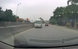 Tài xế giật mình bẻ lái tránh ô tô tải đi ngược chiều trên quốc lộ