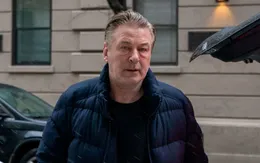 Vụ nổ súng chết người trên phim trường: Alec Baldwin được bãi bỏ một cáo buộc