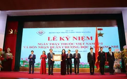 Bệnh viện Trung ương Thái Nguyên đón nhận Huân chương Độc lập Hạng Nhì