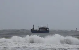 Ứng cứu kịp thời 3 ngư dân trên 2 ghe bị chìm trên biển