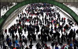 Sân trượt băng ngoài trời lớn nhất thế giới đối mặt nguy cơ đóng cửa vì thiếu băng