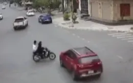 ''Phóng như bay'' qua ngã tư, hai người đi xe máy bị ô tô húc văng