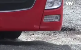 Nhiều "ổ voi, ổ gà" trên quốc lộ 1A ''bẫy'' người đi đường