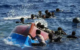 Italy nỗ lực giải cứu 1.300 người di cư trên biển Địa Trung Hải