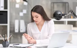 Tại sao bạn bị đau cổ tay khi sử dụng bàn di chuột laptop?