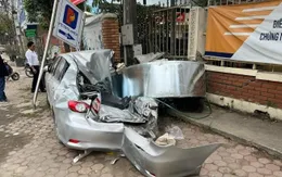 Cuộn thép hàng chục tấn rơi từ xe container đè bẹp ô tô con