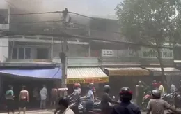 Đang ăn giỗ, nhiều người hốt hoảng bỏ chạy vì căn nhà bốc cháy