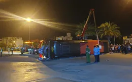 Xe khách va chạm xe tải, 13 người bị thương