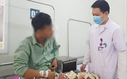 Rút thanh gỗ đâm vào bụng do tai nạn lao động, người đàn ông sốc mất máu nguy kịch
