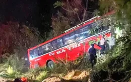 13 người thương vong vụ xe khách lao vào vách núi