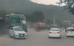 Xe ô tô sang đường ẩu suýt gây tai nạn liên hoàn