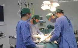 Phát hiện mắc ung thư đại trực tràng xâm lấn sau hơn 1 tháng đau bụng thượng vị
