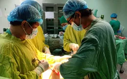 Cứu sống bệnh nhân bị vết thương thấu bụng, hoại tử ruột non nguy kịch