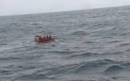 Cứu nạn kịp thời 14 thuyền viên bị chìm tàu trên biển trong thời tiết đặc biệt xấu