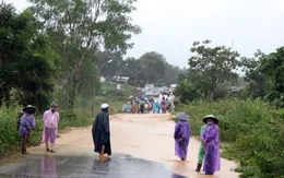 Mưa lớn chia cắt Tỉnh lộ 675 huyện Sa Thầy, Kon Tum