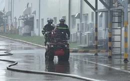 Công an Hà Nội dùng robot và nhiều thiết bị hiện đại chữa cháy nhà máy