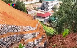 Nhiều nhà dân có nguy cơ bị vùi lấp do sạt lở núi