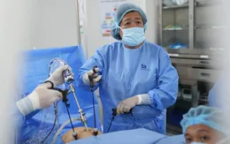 Cô gái bay nửa vòng trái đất sau 2 ngày mổ u nội soi