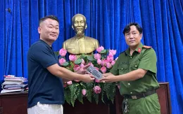 Công an TP Hồ Chí Minh trao trả tài sản cho người nước ngoài bị cướp giật