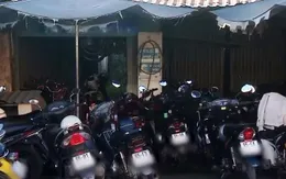 Nhiều học sinh đi xe phân khối lớn đến trường