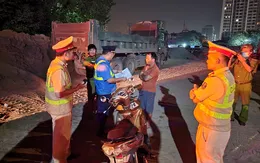 Hà Nội: Xe tải cơi nới thành thùng bỏ chạy khi bị kiểm tra