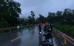 Hà Tĩnh: 2 chị em bị nước lũ cuốn trôi