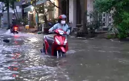 Triều cường đạt đỉnh, nhiều tuyến đường TP Hồ Chí Minh ngập nặng