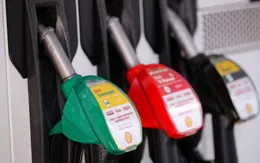 Giá dầu thế giới "lội ngược dòng" từ mức thấp nhất ba tháng