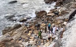 Leo ra mỏm đá nguy hiểm để chụp ảnh, cô gái bị rơi xuống vực