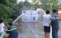 Hàng trăm em nhỏ thích thú trải nghiệm kỹ năng chữa cháy và cứu nạn cứu hộ