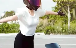 Xử phạt người mẫu Ngọc Trinh buông 2 tay khi điều khiển xe phân khối lớn