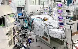 Bé trai nguy kịch do uống nhầm hóa chất trong chai nước