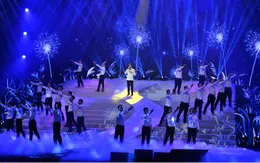 Chân dung vị Phó Chủ tịch vừa gây sốt mạng xã hội trên sân khấu kỷ niệm 30 năm thành lập SHB