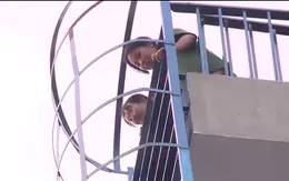 Tiềm ẩn rủi ro khi lắp đặt thang thoát hiểm theo kiểu "đối phó"