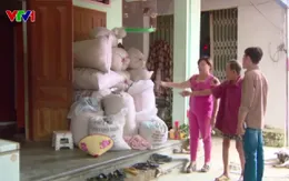 Người dân vùng ngập lụt ứng phó mưa lớn