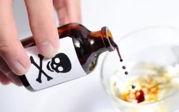 Mang súng, dao vào nhà nghỉ rồi ép nhân tình uống thuốc độc tự tử