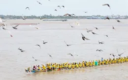 Lễ hội đua thuyền và cúng trăng tại Campuchia