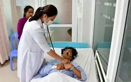 Viêm phúc mạc do xương cá đâm thủng túi thừa Meckel hiếm gặp
