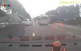 Ô tô dừng đột ngột trên đường gây nguy hiểm