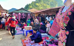 Dạo chợ phiên rực rỡ sắc màu của người Mông ở Pà Cò, Mai Châu