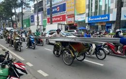 TP Hồ Chí Minh: Tông vào xe xích lô chở sắt cồng kềnh, người phụ nữ tử vong