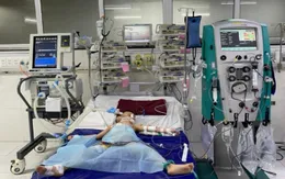 Bé gái nguy kịch vì mắc tay chân miệng độ 4