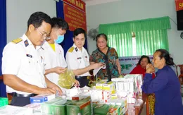 Quân chủng Hải quân khám, cấp thuốc miễn phí cho người có công, gia đình chính sách, hộ nghèo và ngư dân