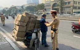 Bất chấp đường đông, xe máy chất hàng cồng kềnh vẫn luồn lách
