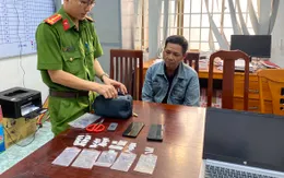 Kiểm tra hành chính 1 căn nhà, phát hiện ma túy giấu trong phòng tắm