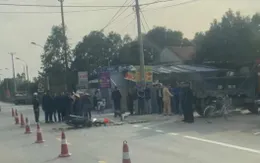 Xe máy kẹp 3 phóng nhanh, lao thẳng vào xe tải